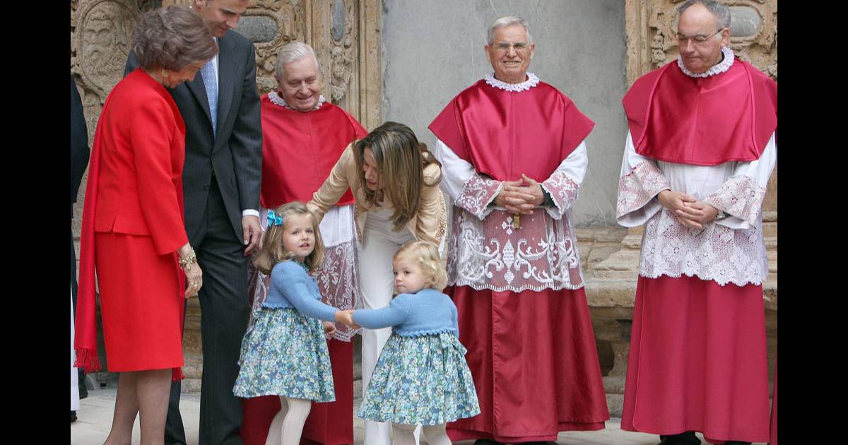 La Reine D'espagne Fait Danser Ses Filles Letizia d'Espagne entourée de ses filles Leonor et Sofia et de son mari