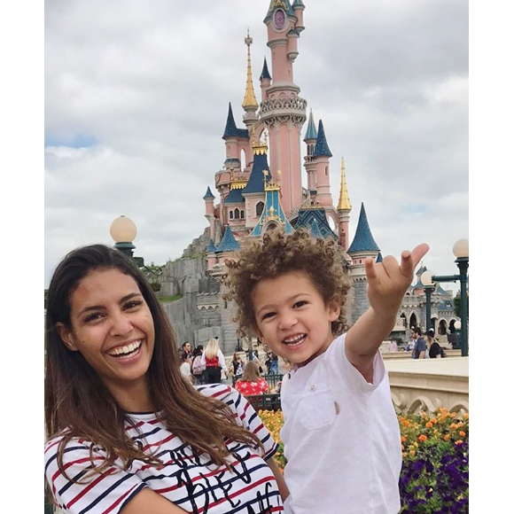 Chloé Mortaud et Matis le 3 juin 2018 à Disneyland Paris.