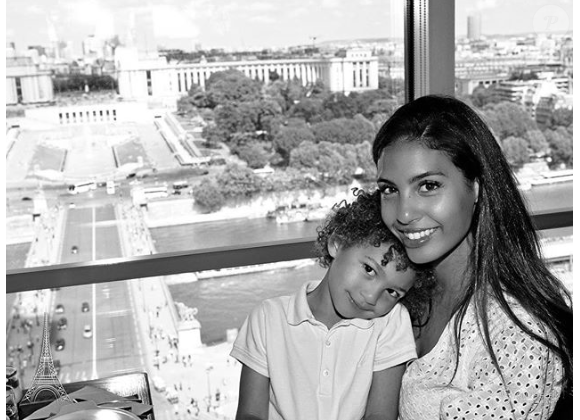 Chloé Mortaud et son fils Matis à la Tour Eiffel, le 4 juin 2018.