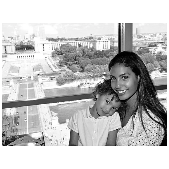 Chloé Mortaud et son fils Matis à la Tour Eiffel, le 4 juin 2018.