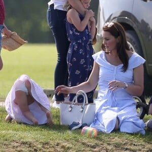 Catherine Kate Middleton, duchesse de Cambridge, le prince George, la princesse Charlotte, pieds nus, lors d'un match de polo caritatif au Beaufort Polo Club à Tetbury le 10 juin 2018.