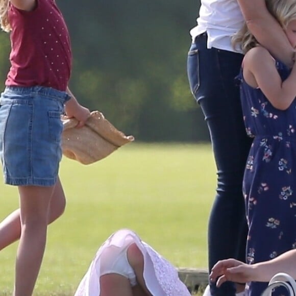 Catherine Kate Middleton, duchesse de Cambridge, le prince George, la princesse Charlotte, pieds nus, lors d'un match de polo caritatif au Beaufort Polo Club à Tetbury le 10 juin 2018.