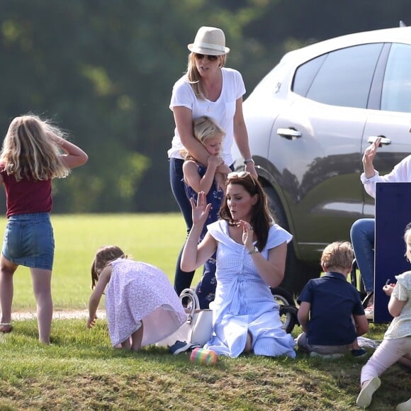 Catherine Kate Middleton, duchesse de Cambridge, le prince George, la princesse Charlotte, pieds nus, lors d'un match de polo caritatif au Beaufort Polo Club à Tetbury le 10 juin 2018.