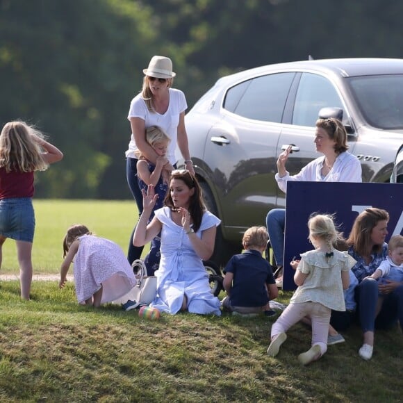 Catherine Kate Middleton, duchesse de Cambridge, le prince George, la princesse Charlotte, pieds nus, lors d'un match de polo caritatif au Beaufort Polo Club à Tetbury le 10 juin 2018.