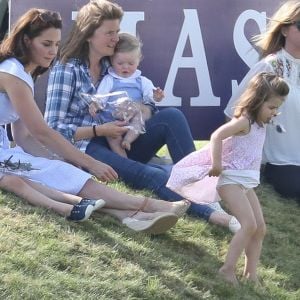 Catherine Kate Middleton, duchesse de Cambridge, le prince George, la princesse Charlotte, pieds nus, lors d'un match de polo caritatif au Beaufort Polo Club à Tetbury le 10 juin 2018.