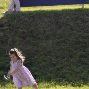 la princesse Charlotte, pieds nus, de Cambridge, le prince George lors d'un match de polo caritatif au Beaufort Polo Club à Tetbury le 10 juin 2018. Le Maserati Royal Charity Polo Trophy est destiné à recueillir des fonds pour deux organismes de bienfaisance, "The Royal Marsden" et "Centrepoint".