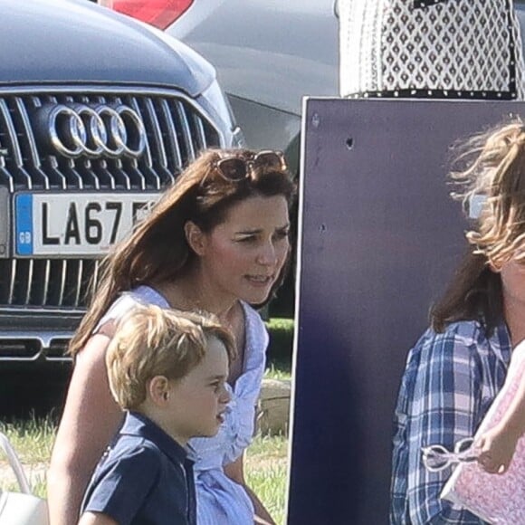 Catherine Kate Middleton, duchesse de Cambridge, le prince George, la princesse Charlotte, pieds nus, lors d'un match de polo caritatif au Beaufort Polo Club à Tetbury le 10 juin 2018.