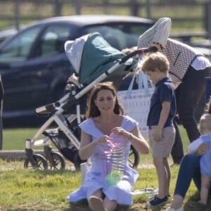 Catherine Kate Middleton, duchesse de Cambridge, le prince George, la princesse Charlotte, pieds nus, lors d'un match de polo caritatif au Beaufort Polo Club à Tetbury le 10 juin 2018.