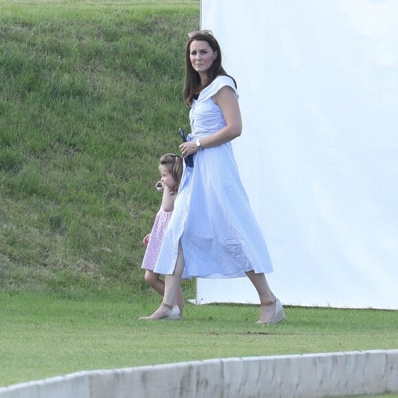 Catherine Kate Middleton, duchesse de Cambridge, le prince George, la princesse Charlotte, pieds nus, lors d'un match de polo caritatif au Beaufort Polo Club à Tetbury le 10 juin 2018.