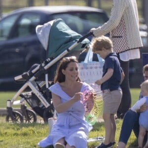 Catherine Kate Middleton, duchesse de Cambridge, le prince George, la princesse Charlotte, pieds nus, lors d'un match de polo caritatif au Beaufort Polo Club à Tetbury le 10 juin 2018.