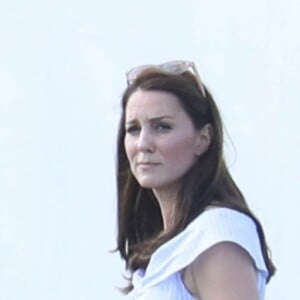 Catherine Kate Middleton, duchesse de Cambridge, le prince George,la princesse Charlotte, pieds nus, lors d'un match de polo caritatif au Beaufort Polo Club à Tetbury le 10 juin 2018.