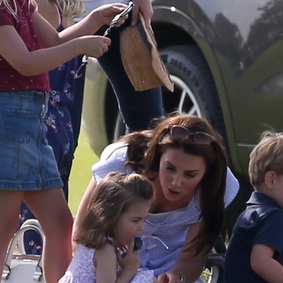 Catherine Kate Middleton, duchesse de Cambridge, le prince George, la princesse Charlotte, pieds nus, lors d'un match de polo caritatif au Beaufort Polo Club à Tetbury le 10 juin 2018.