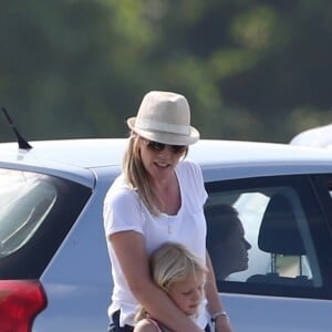 Catherine Kate Middleton, duchesse de Cambridge, le prince George, la princesse Charlotte, pieds nus, lors d'un match de polo caritatif au Beaufort Polo Club à Tetbury le 10 juin 2018.