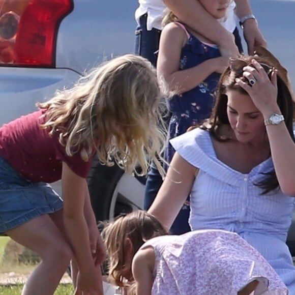 Catherine Kate Middleton, duchesse de Cambridge, le prince George, la princesse Charlotte, pieds nus, lors d'un match de polo caritatif au Beaufort Polo Club à Tetbury le 10 juin 2018.