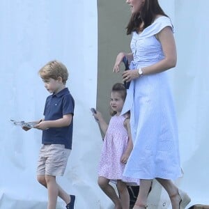 Catherine Kate Middleton, duchesse de Cambridge, le prince George, la princesse Charlotte, pieds nus, lors d'un match de polo caritatif au Beaufort Polo Club à Tetbury le 10 juin 2018.