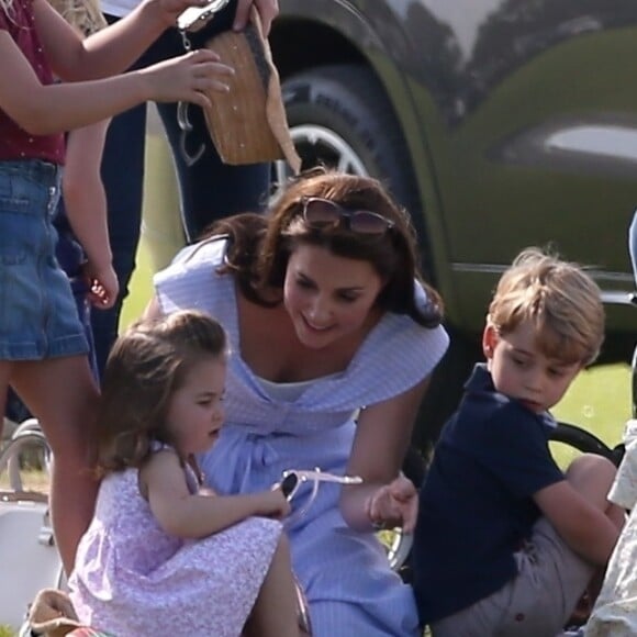 Catherine Kate Middleton, duchesse de Cambridge, le prince George, la princesse Charlotte, pieds nus, lors d'un match de polo caritatif au Beaufort Polo Club à Tetbury le 10 juin 2018.