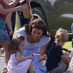 Catherine Kate Middleton, duchesse de Cambridge, le prince George, la princesse Charlotte, pieds nus, lors d'un match de polo caritatif au Beaufort Polo Club à Tetbury le 10 juin 2018.