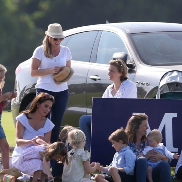 Catherine Kate Middleton, duchesse de Cambridge, le prince George, la princesse Charlotte, pieds nus, lors d'un match de polo caritatif au Beaufort Polo Club à Tetbury le 10 juin 2018.