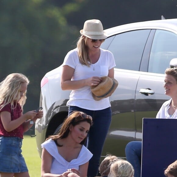 Catherine Kate Middleton, duchesse de Cambridge, le prince George, la princesse Charlotte, pieds nus, lors d'un match de polo caritatif au Beaufort Polo Club à Tetbury le 10 juin 2018.