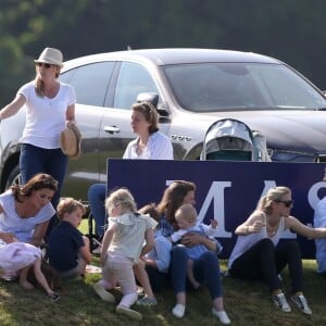 Catherine Kate Middleton, duchesse de Cambridge, le prince George, la princesse Charlotte, pieds nus, lors d'un match de polo caritatif au Beaufort Polo Club à Tetbury le 10 juin 2018.