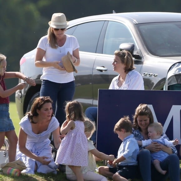 Catherine Kate Middleton, duchesse de Cambridge, le prince George, la princesse Charlotte, pieds nus, lors d'un match de polo caritatif au Beaufort Polo Club à Tetbury le 10 juin 2018.