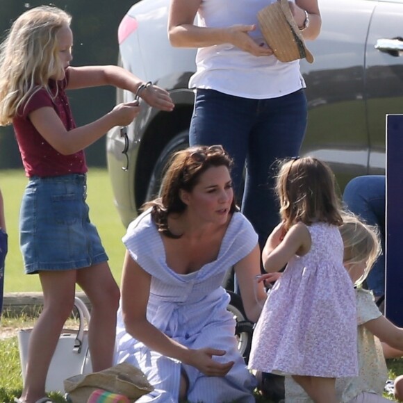 Catherine Kate Middleton, duchesse de Cambridge, le prince George, la princesse Charlotte, pieds nus, lors d'un match de polo caritatif au Beaufort Polo Club à Tetbury le 10 juin 2018.