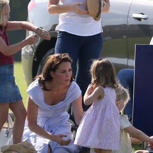 Catherine Kate Middleton, duchesse de Cambridge, la princesse Charlotte, pieds nus, lors d'un match de polo caritatif au Beaufort Polo Club à Tetbury le 10 juin 2018.