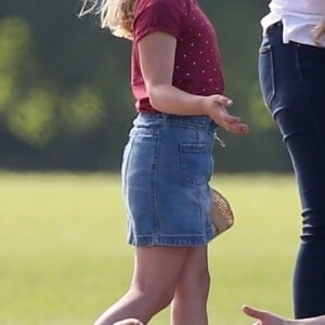 Catherine Kate Middleton, duchesse de Cambridge, la princesse Charlotte, pieds nus, lors d'un match de polo caritatif au Beaufort Polo Club à Tetbury le 10 juin 2018.