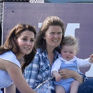 Catherine Kate Middleton, duchesse de Cambridge, le prince George, la princesse Charlotte, pieds nus, lors d'un match de polo caritatif au Beaufort Polo Club à Tetbury le 10 juin 2018.