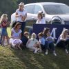 Catherine Kate Middleton, duchesse de Cambridge, le prince George, la princesse Charlotte, pieds nus, lors d'un match de polo caritatif au Beaufort Polo Club à Tetbury le 10 juin 2018.