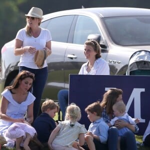 Catherine Kate Middleton, duchesse de Cambridge, le prince George, la princesse Charlotte, pieds nus, lors d'un match de polo caritatif au Beaufort Polo Club à Tetbury le 10 juin 2018.