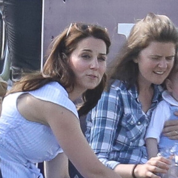 Catherine Kate Middleton, duchesse de Cambridge, le prince George, la princesse Charlotte, pieds nus, lors d'un match de polo caritatif au Beaufort Polo Club à Tetbury le 10 juin 2018.