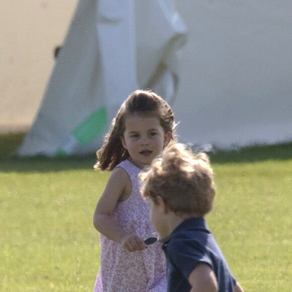 la princesse Charlotte, pieds nus, de Cambridge, le prince George lors d'un match de polo caritatif au Beaufort Polo Club à Tetbury le 10 juin 2018. Le Maserati Royal Charity Polo Trophy est destiné à recueillir des fonds pour deux organismes de bienfaisance, "The Royal Marsden" et "Centrepoint".