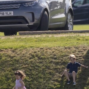 Catherine Kate Middleton, duchesse de Cambridge, le prince George, la princesse Charlotte, pieds nus, lors d'un match de polo caritatif au Beaufort Polo Club à Tetbury le 10 juin 2018.