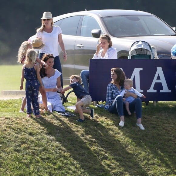 Catherine Kate Middleton, duchesse de Cambridge, le prince George, la princesse Charlotte, pieds nus, lors d'un match de polo caritatif au Beaufort Polo Club à Tetbury le 10 juin 2018.