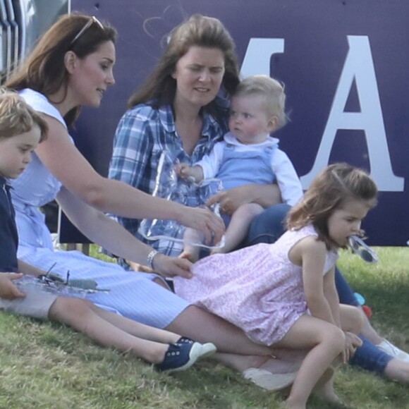 Catherine Kate Middleton, duchesse de Cambridge, le prince George, la princesse Charlotte, pieds nus, lors d'un match de polo caritatif au Beaufort Polo Club à Tetbury le 10 juin 2018.