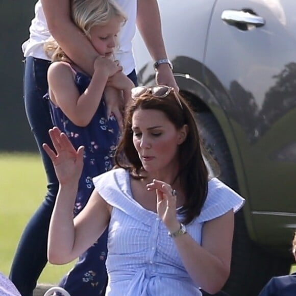 Catherine Kate Middleton, duchesse de Cambridge, le prince George, la princesse Charlotte, pieds nus, lors d'un match de polo caritatif au Beaufort Polo Club à Tetbury le 10 juin 2018.