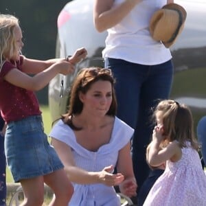 Catherine Kate Middleton, duchesse de Cambridge, le prince George, la princesse Charlotte, pieds nus, lors d'un match de polo caritatif au Beaufort Polo Club à Tetbury le 10 juin 2018.