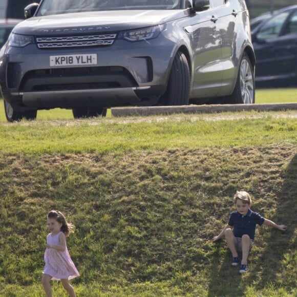 Catherine Kate Middleton, duchesse de Cambridge, le prince George, la princesse Charlotte, pieds nus, lors d'un match de polo caritatif au Beaufort Polo Club à Tetbury le 10 juin 2018.