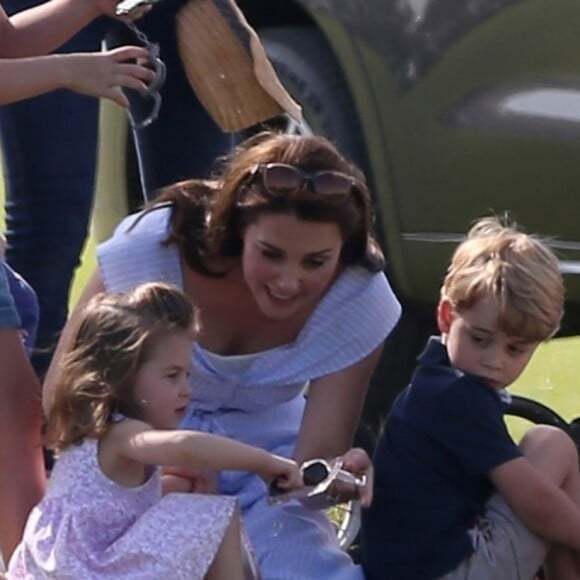 Catherine Kate Middleton, duchesse de Cambridge, le prince George, la princesse Charlotte, pieds nus, lors d'un match de polo caritatif au Beaufort Polo Club à Tetbury le 10 juin 2018.