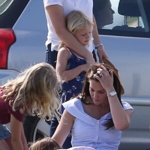 Catherine Kate Middleton, duchesse de Cambridge, le prince George, la princesse Charlotte, pieds nus, lors d'un match de polo caritatif au Beaufort Polo Club à Tetbury le 10 juin 2018.