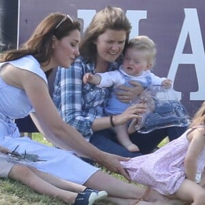 Catherine Kate Middleton, duchesse de Cambridge, le prince George, la princesse Charlotte, pieds nus, lors d'un match de polo caritatif au Beaufort Polo Club à Tetbury le 10 juin 2018.