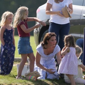 Catherine Kate Middleton, duchesse de Cambridge, la princesse Charlotte, pieds nus, lors d'un match de polo caritatif au Beaufort Polo Club à Tetbury le 10 juin 2018.