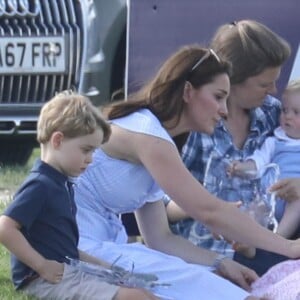 Catherine Kate Middleton, duchesse de Cambridge, le prince George, la princesse Charlotte, pieds nus, lors d'un match de polo caritatif au Beaufort Polo Club à Tetbury le 10 juin 2018.