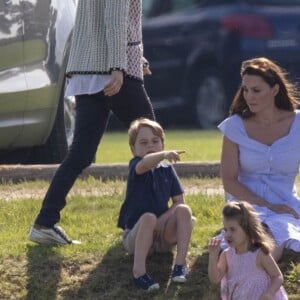 Catherine Kate Middleton, duchesse de Cambridge, le prince George, la princesse Charlotte, pieds nus, lors d'un match de polo caritatif au Beaufort Polo Club à Tetbury le 10 juin 2018.