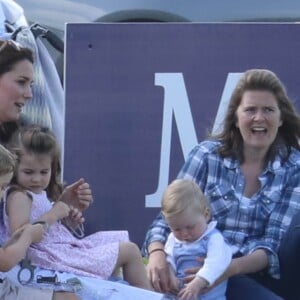 Catherine Kate Middleton, duchesse de Cambridge, le prince George, la princesse Charlotte, pieds nus, lors d'un match de polo caritatif au Beaufort Polo Club à Tetbury le 10 juin 2018.