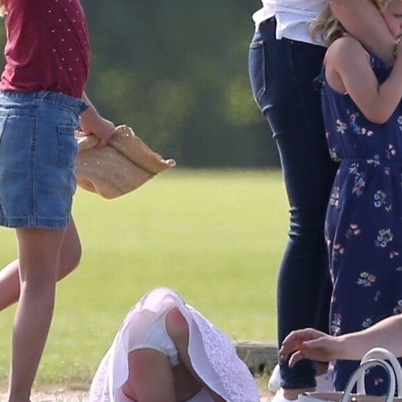 Catherine Kate Middleton, duchesse de Cambridge, le prince George, la princesse Charlotte, pieds nus, lors d'un match de polo caritatif au Beaufort Polo Club à Tetbury le 10 juin 2018.