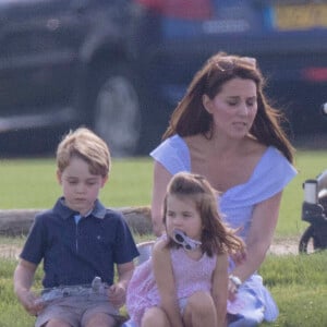 Catherine Kate Middleton, duchesse de Cambridge, le prince George, la princesse Charlotte, pieds nus, lors d'un match de polo caritatif au Beaufort Polo Club à Tetbury le 10 juin 2018.