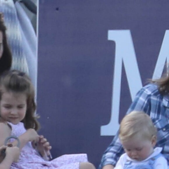 Catherine Kate Middleton, duchesse de Cambridge, le prince George, la princesse Charlotte, pieds nus, lors d'un match de polo caritatif au Beaufort Polo Club à Tetbury le 10 juin 2018.