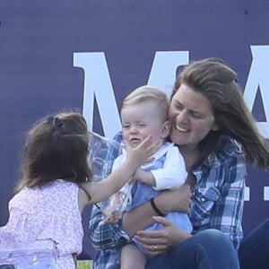 Catherine Kate Middleton, duchesse de Cambridge, le prince George, la princesse Charlotte, pieds nus, lors d'un match de polo caritatif au Beaufort Polo Club à Tetbury le 10 juin 2018.